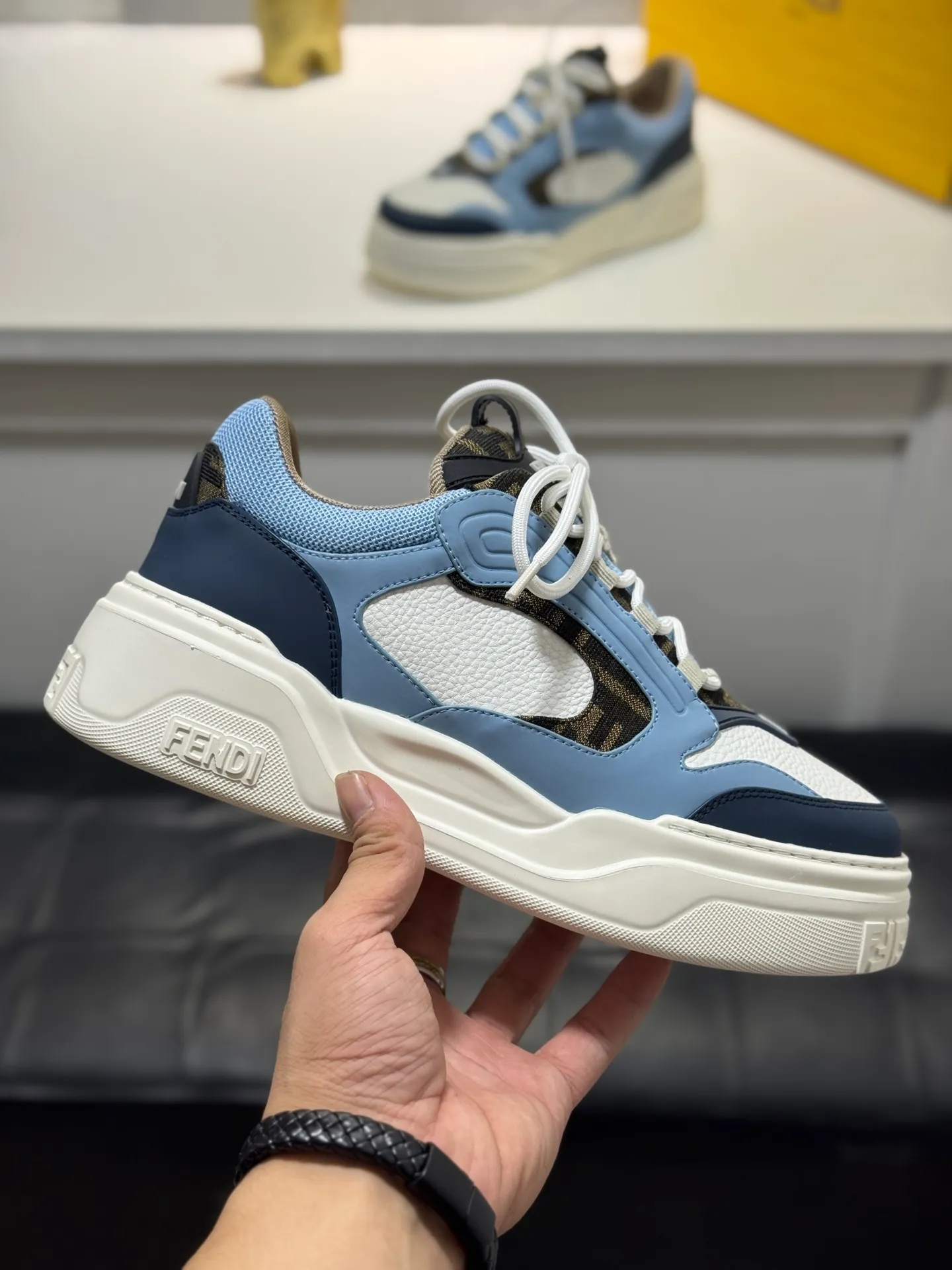 Men's men's shoes 💰560 [New style] 🦥🦥FENDI Fendi high version latest Force series calfskin FF mesh round toe thick sole low-top sports sneakers, these Force lace-up low-top shoes. Made of white full-grain leather and white and brown smooth leather. Padded. Brown FF jacquard and yellow technical fabric details. Lightweight and thick white sole with FF pattern details on the toe and heel ✔️Fabric: Imported first-layer cowhide breathable mesh ✔️Inner lining: Customized breathable mesh ✔️Sole: Open-molded rubber foam material ✔️Sole thickness: 7CM Size: #Men's 38-44 (45 is custom-made and cannot be returned or exchanged